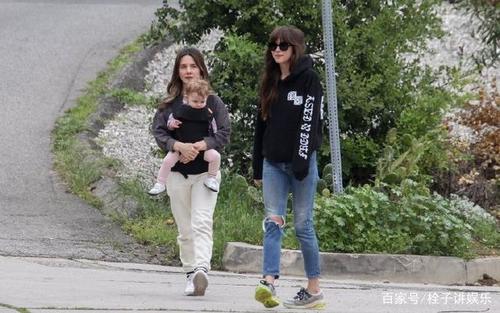 达科塔约翰逊和友人逛街达妹终于有新街拍了爱了爱了