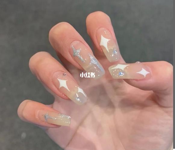 美甲款式简约大方_美甲_简约风_美甲款式_美妆_美甲