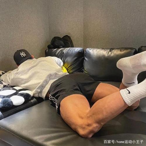 帅哥健身房自拍,一双雷霆大腿粗壮无比,也太虐了吧!