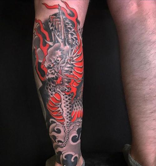 小腿传统龙纹身图案
