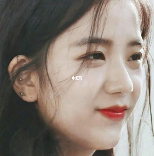 jisoo你只知道她是仙女,却不知道她是打着十个耳洞的酷girl