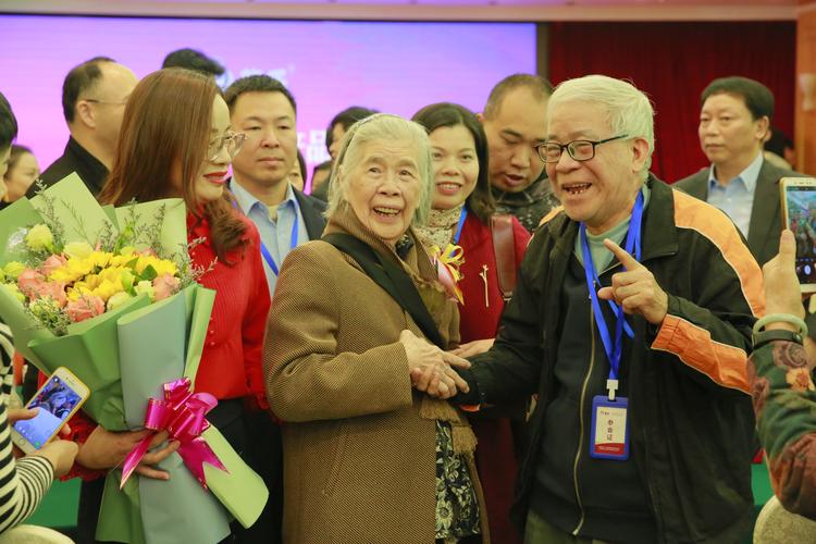 写美篇龙层花教授与所有参会人员一起合影留念