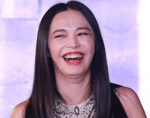 姚晨,笑起来真不愧对于大嘴这个形容词!