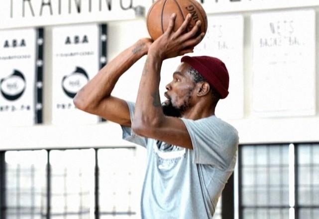 欧文穿上特制中文版背心,杜兰特训练