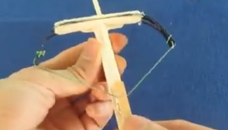 手工达人用冰棒棍制作弩,这是一则有杀气的视频
