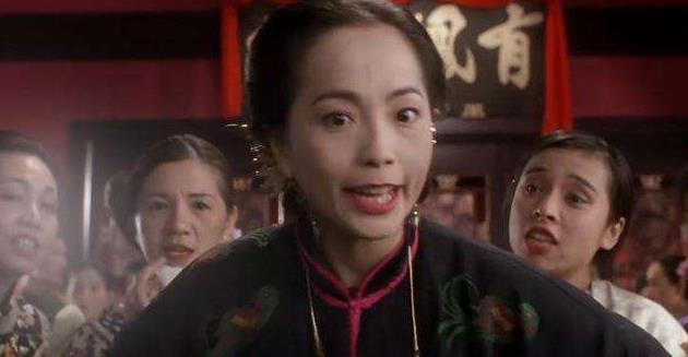 《九品芝麻官》中为什么三姑说不认识包龙星?