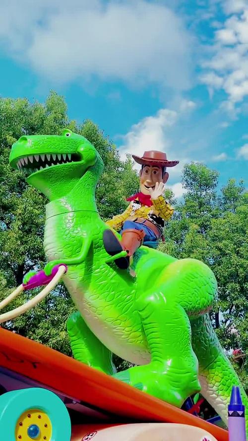 胡迪骑着他的抱抱龙来了上海迪士尼上海迪士尼乐园上海迪士尼度假区