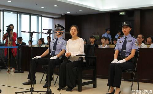 郭美美案开庭受审 白衣黑裤戴眼镜