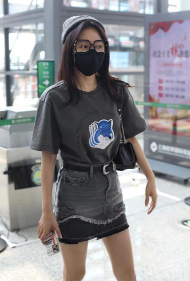 简介:秦岚素颜搭机笑眼弯甜美可爱机场照图片,分享一组秦岚图片给大家