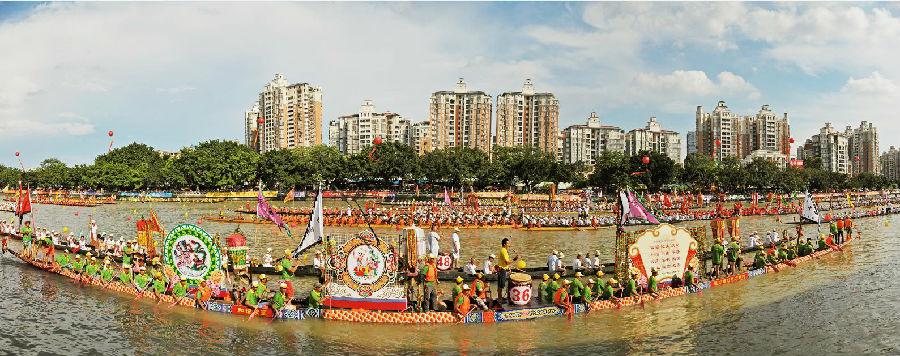 大赛分为三大竞赛项目:         "莲花金龙财富广场杯"传统龙舟600米