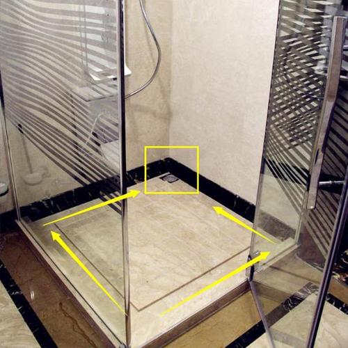 在卫生间淋浴房地板上设计拉槽是非常有必要的,因为卫生淋浴房溅水