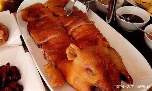 为什么西餐里的烤乳猪,嘴巴里都要塞一颗苹果?是为了荤素搭配吗