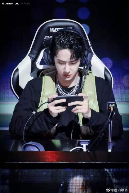 王一博电竞小说男主脸,全能艺人王一博实力不是吹的!