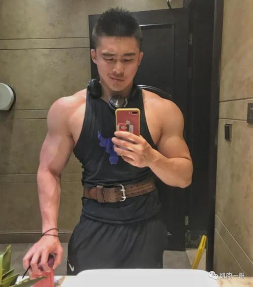 退伍军人到肌肉教练,他简直男女通吃|增肌|腹肌|寸头