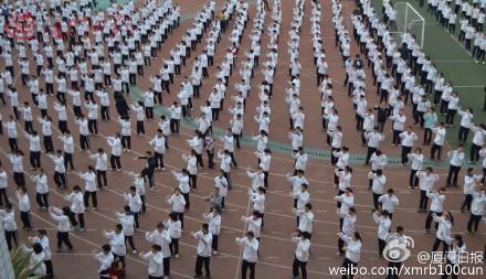 厦门金尚中学千名学生齐跳"小苹果" 场面壮观(图)