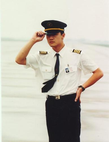 李亚鹏在电视剧《中国机长》中的角色造型征服了多少80后的少女心.