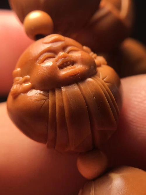 胡小兰橄榄核雕工作室作品和气生财核雕财神纯手工核雕手串