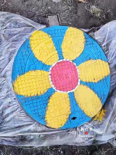 美了美了!小区井盖画"彩妆",太阳,花瓣