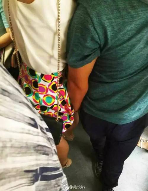 太原27路公交:猥琐男用下体蹭女孩儿屁股!天热注意!