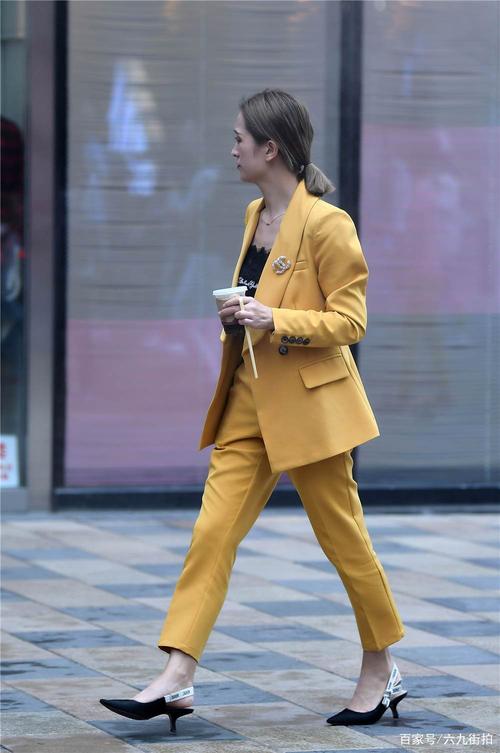 原创黄色小西服套装,搭配尖头猫跟鞋,职场风格搭配