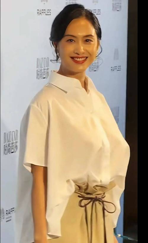 53岁性感女神惊爆真空上阵露古怪胸型!丰满上围下垂到肚脐