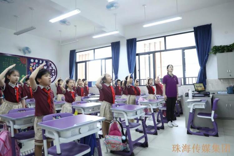 " 云峰花开,学子归来,今天特别开心,孩子们都回到云峰小学的这个大