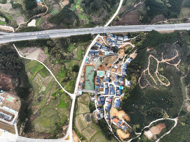 2021年,广西柳州市鱼峰区对白沙镇白沙村尧村实施乡村风貌改造,经过