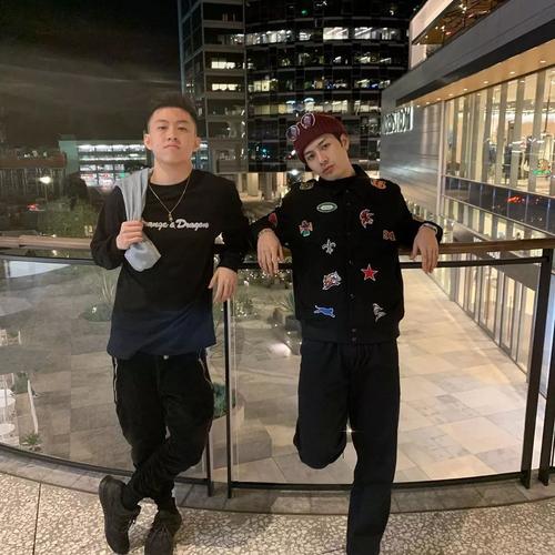 和rich brian一起就嘻哈一点,supreme一点除了 fisherman beanie