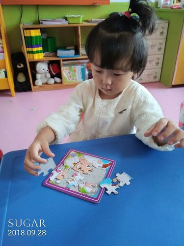 亲亲宝贝幼儿园小班快乐的一天.