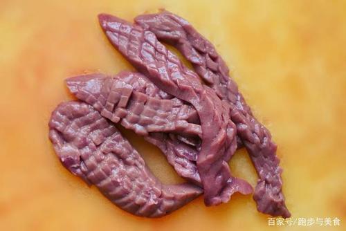 取猪肝的短向,一片片,切两毫米的厚度,努力让厚薄一致,炒时火候均匀.