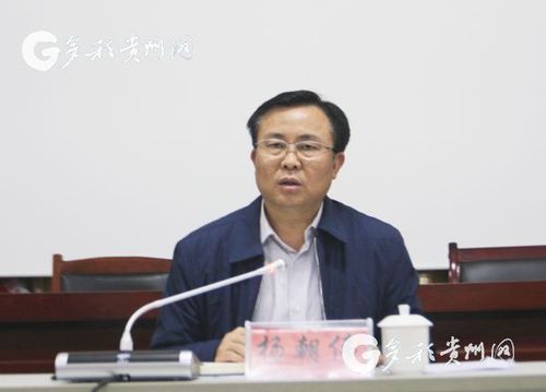 杨朝伟在凤亭乡主持召开脱贫攻坚工作座谈会