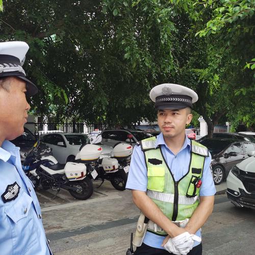 着装整齐,携带单警装备齐全规范,均按规定戴白手套及佩戴执法记录仪