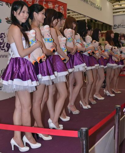 街拍会展美女,身姿妖娆,满屏都是美腿!