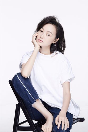 近日,演员战菁一曝光一组时尚写真.