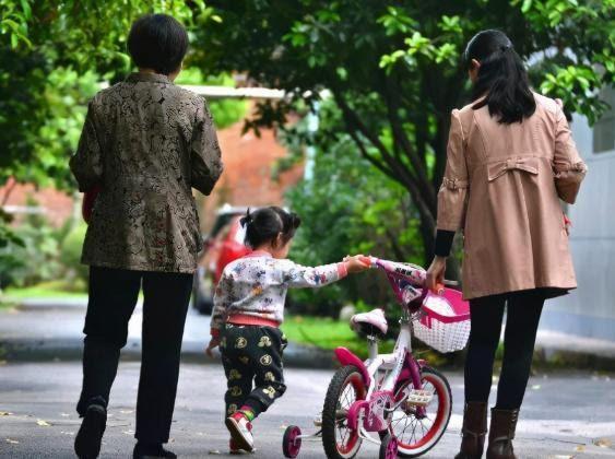 "妈妈,你以后能不能别来接我了",因宝妈太"邋遢"孩子拒绝接送