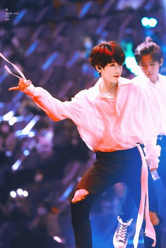 贺峻霖壁纸丨舞台造型合集