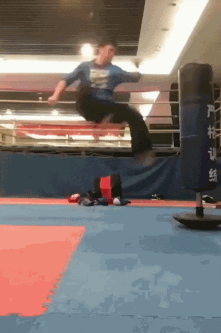 搞笑gif图:拳击的悲哀,用不去多大的力气就会受到多大的反弹