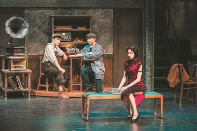 摄)1月8日,9日晚,赖声川编剧导演,倪妮,宗俊涛主演的话剧《幺幺洞捌》