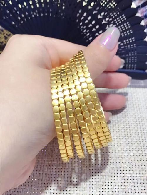 蜂巢手镯_手镯_戒指_周大福怎么样_足金_周大福蜂巢手镯_时尚_配饰