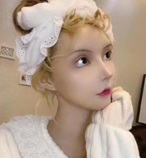 原创真人芭比迪丽拉否认整容称只是化妆技术高卸妆后惊呆众人
