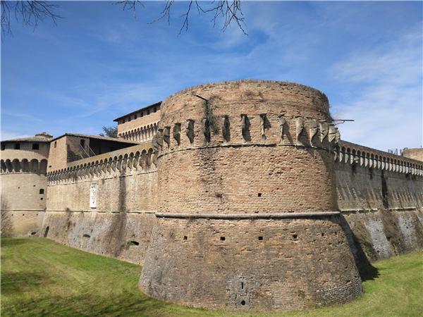 弗利的棱堡,如今破落寂寥,几乎被遗忘在了城市边缘的公路旁最终,凯撒