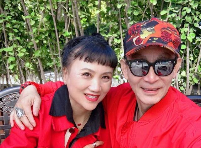 两人还在镜头前大秀恩爱,六小龄童搂着老婆笑得比蜜还甜,这对老夫老