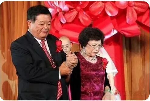 曹德旺的爱情故事:财产都在妻子名下 爱上另一个女人