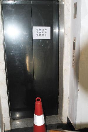 老人被困电梯1小时 消防撬门救人电梯公司避见记者(图