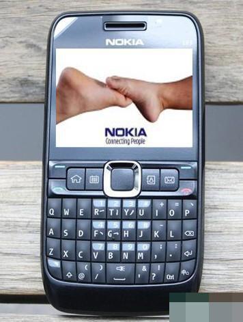 在那个智能手机尚未普及的年代,经典的手拉手开机画面伴随着熟悉的