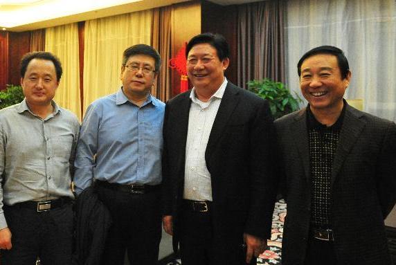 王凯(左二),张建一(右一),卢斌(左一),蔡宏柱(右二)在稻花香合影留念