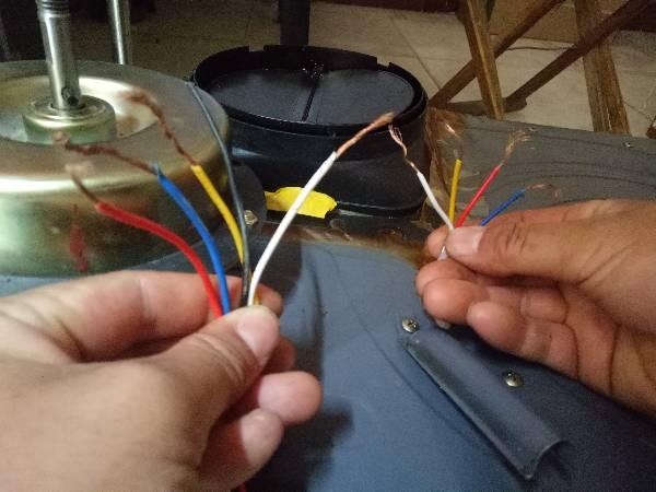 油烟机是4根线,买来的新电机5根线,多一根黑线,这么接