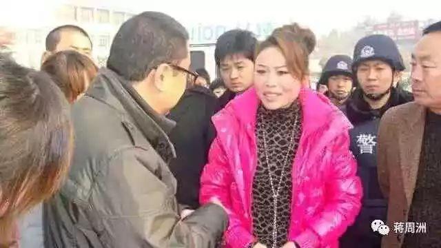 草帽姐全家近照曝光,张口就几十万,穿名牌开豪车,比大衣哥风光