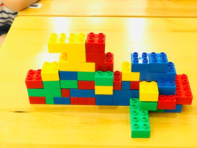 yoyo:",我们拼搭的飞机,是和小伙伴然然还有kris 一起玩成的.