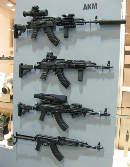 saiga半自动步枪装上抑制器和全息瞄准镜的ak-15装上全息瞄准镜的ak-1